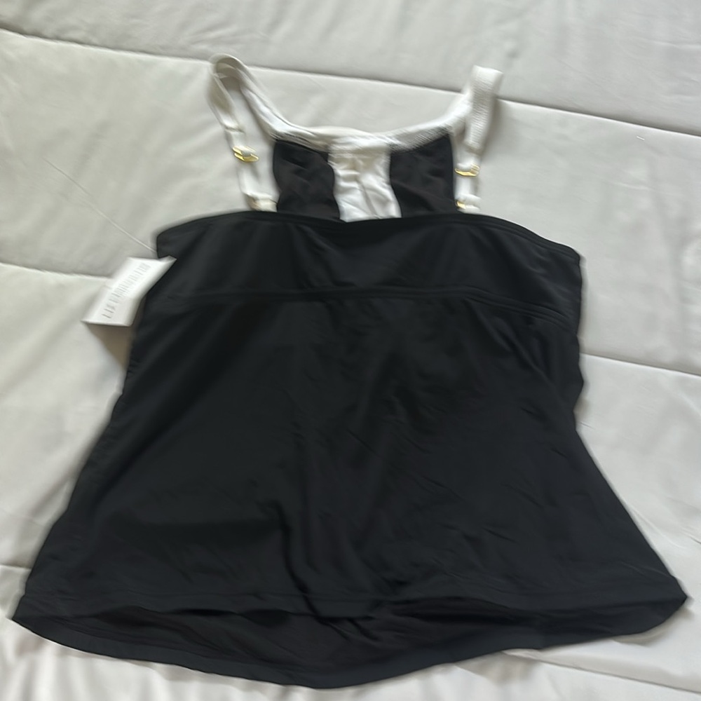 Liz Claiborne High Neck Tankini
Swimsuit Top Size M NWT - Picture 3 of 4